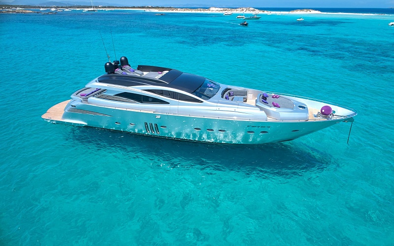 Pershing 90